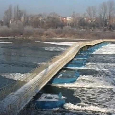 Podurile de pontoane de pe Mureş sunt ameninţate de sloiurile de gheaţă 