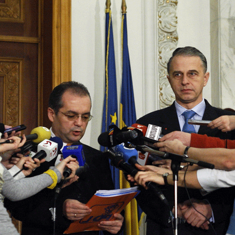 PSD şi PD-L reîncep în forţă lupta pentru împărţirea puterii