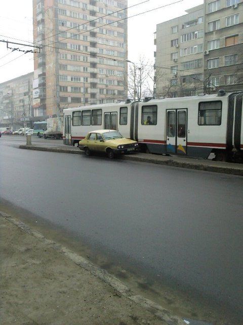 Parcat pe refugiul de tramvai