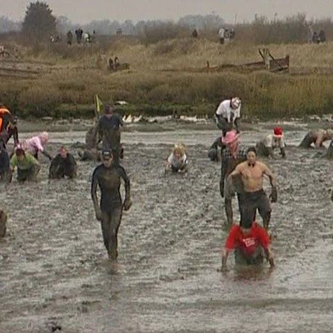 250 de britanici s-au întrecut într-o cursă în noroi