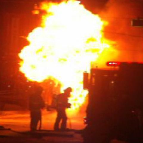 Un autobuz a luat foc în Alba Iulia, în apropierea unei benzinării