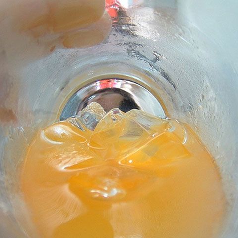 Sucurile carbo-gazoase de portocale au de 300 de ori mai multe pesticide decât apa de la robinet
