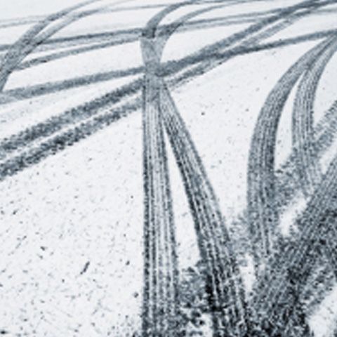 Două persoane au fost rănite după ce o ambulanţă s-a răsturnat în Mehedinţi din cauza poleiului