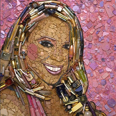 Portretele cântăreţei Mariah Carey şi a Annei Nicole Smith, mozaicuri din produse de machiat şi alte obiecte - VEZI FOTO