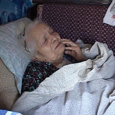 140 de bătrâni dorm în fiecare noapte pe străzile Bucureştiului