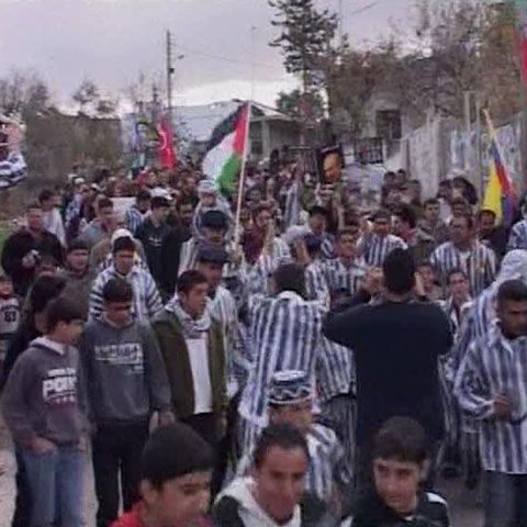 Zeci de palestinieni din Cisiordania s-au îmbrăcat cu salopete de deţinuţi 