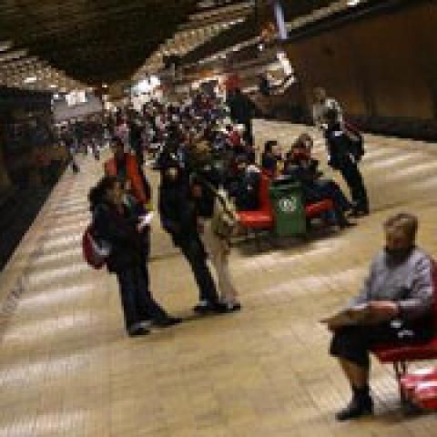 Circulaţia metroului a fost întreruptă sâmbătă dimineaţă, după ce un bărbat s-a aruncat în faţa trenului 