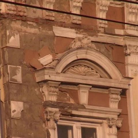 O clădire publică din Oradea se prăbuşeşte peste trecători