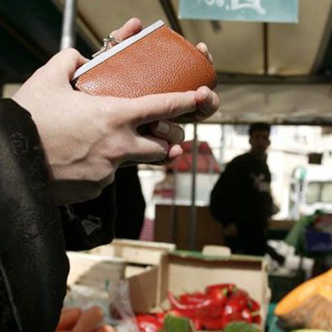 Deprecierea leului scumpeşte alimentele şi măreşte ratele bancare 