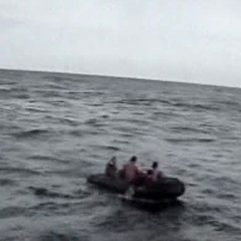 Un indonezian care se afla pe feribotul scufundat duminică a supravieţuit 24 de ore înotând