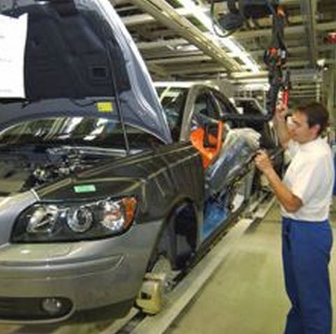 Volvo va disponibiliza 1.620 de salariaţi, din cauza scăderii cererii de maşini
