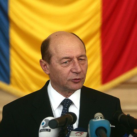Traian Băsescu a semnat decretul de revocare din funcţie a lui Oprea