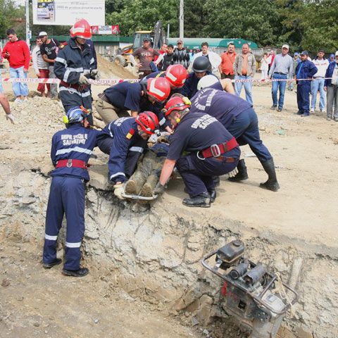 Trei muncitori au fost prinşi sub un mal de pământ care s-a surpat pe strada Feteşti din Capitală