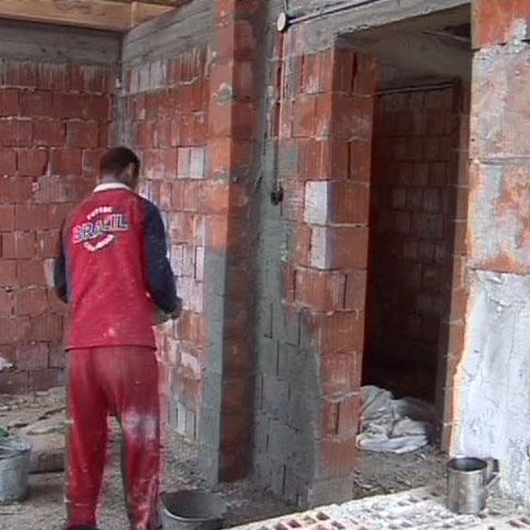 Comercianţii au ieftinit materialele de construcţie din lipsă de clienţi 