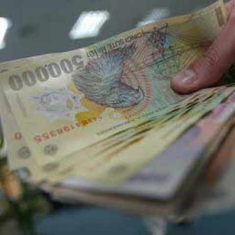 Euro a atins marţi un nou maxim istoric: 4,3025 de lei