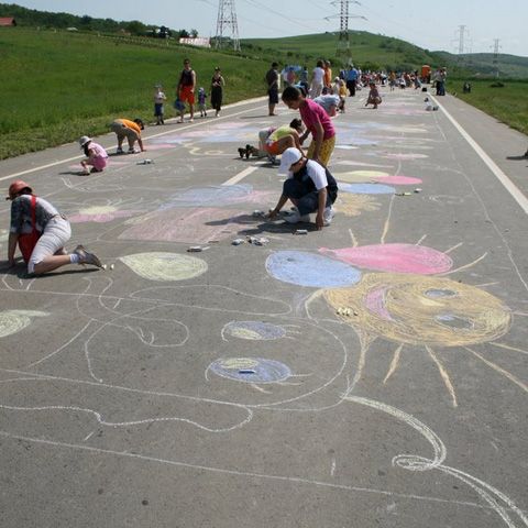 Copiii din Cluj-Napoca au realizat cel mai mare desen pe asfalt