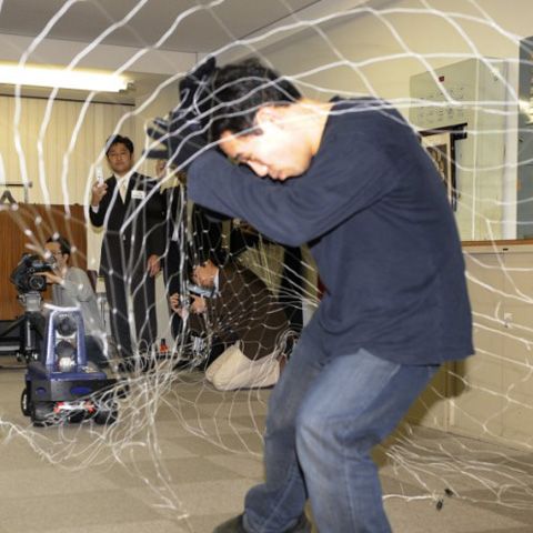 Japonezii au testat robotul care prinde hoţii într-o plasă