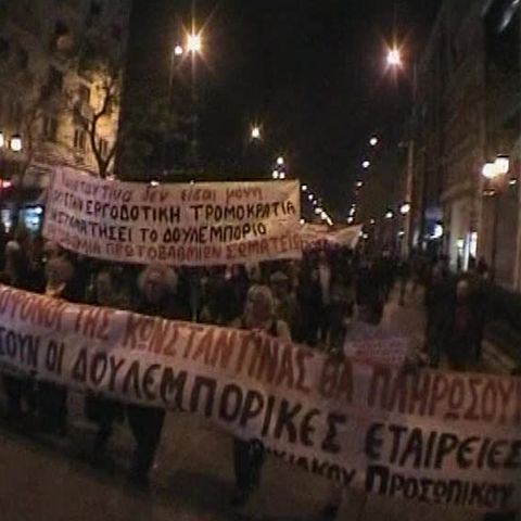 Poliţia din Atena a devenit ţinta violenţei tinerilor, în cadrul unei demonstraţii în capitala elenă