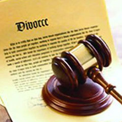 Divorţul îi îmbogăţeşte pe bărbaţi şi scade veniturile femeilor