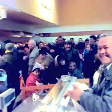 Peste 400 de braşoveni s-au călcat în picioare pentru a cumpăra cotlete de porc la promoţie