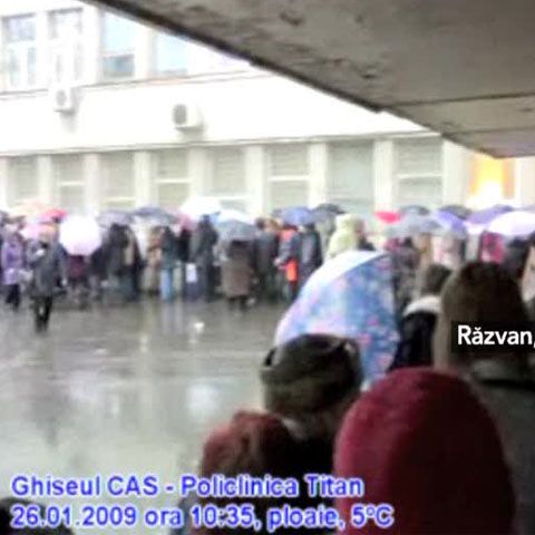 Peste o sută de pensionari au stat la coadă în faţa ghişeului CAS, Vitan
