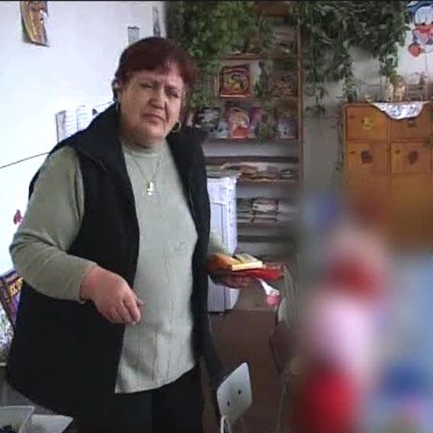 Un copil de cinci ani susţine că a fost lovit cu capul de masă de educatoare
