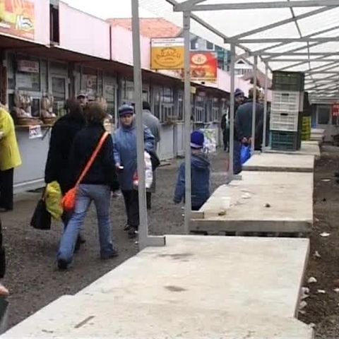 Comercianţii spun că li se cer chirii exagerate pentru tarabele din piaţă 