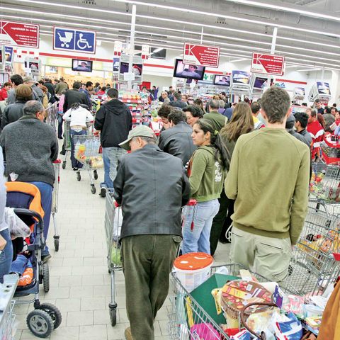 Cei mai mulţi români îşi cheltuiesc banii la cumpărături 