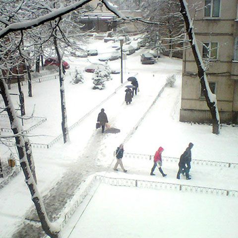 Ninsorile abundente au dat peste cap traficul rutier şi feroviar din Spania 