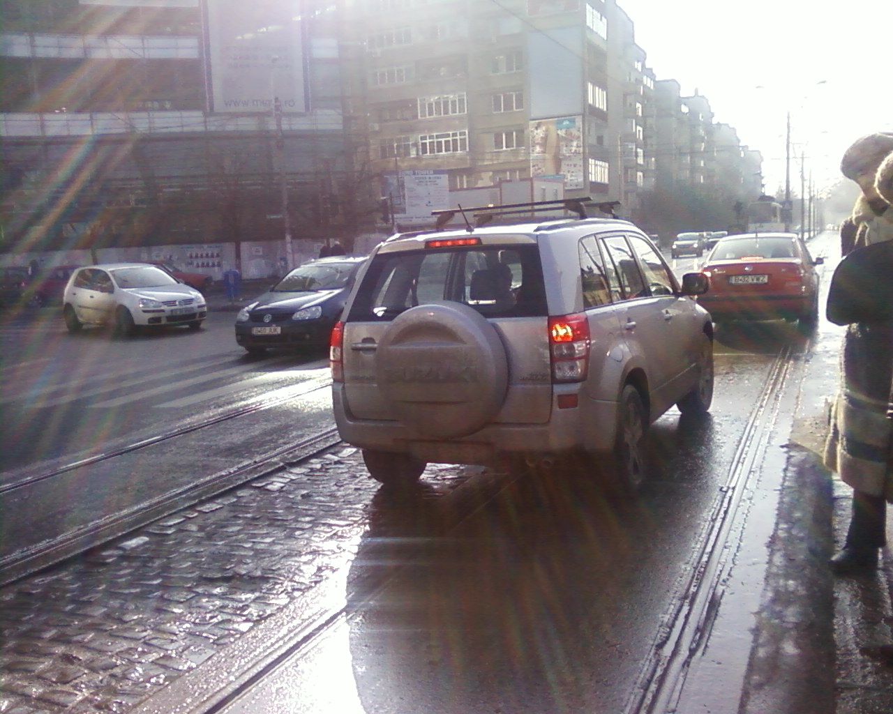Cu maşina pe linia de tramvai