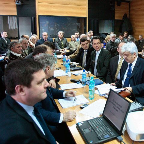 Sindicatele au cerut Guvernului Boc să amâne adoptarea bugetului pe motiv că proeictul este incomplet