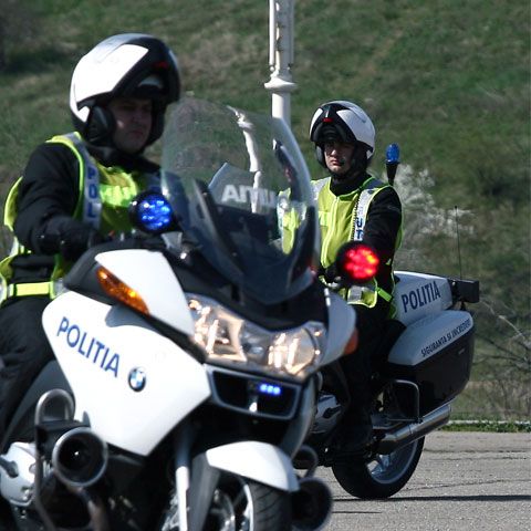 Agenţii de circulaţie ar putea fi obligaţi să se legitimeze la cererea conducătorilor auto