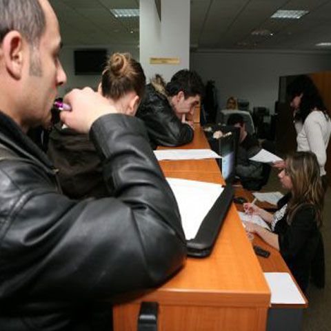 Salariaţii, constrânşi să-şi facă firme