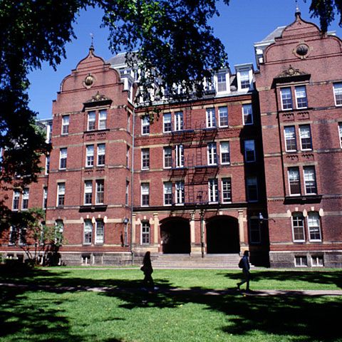 Cât costă educaţia la cele mai bune universităţi din lume