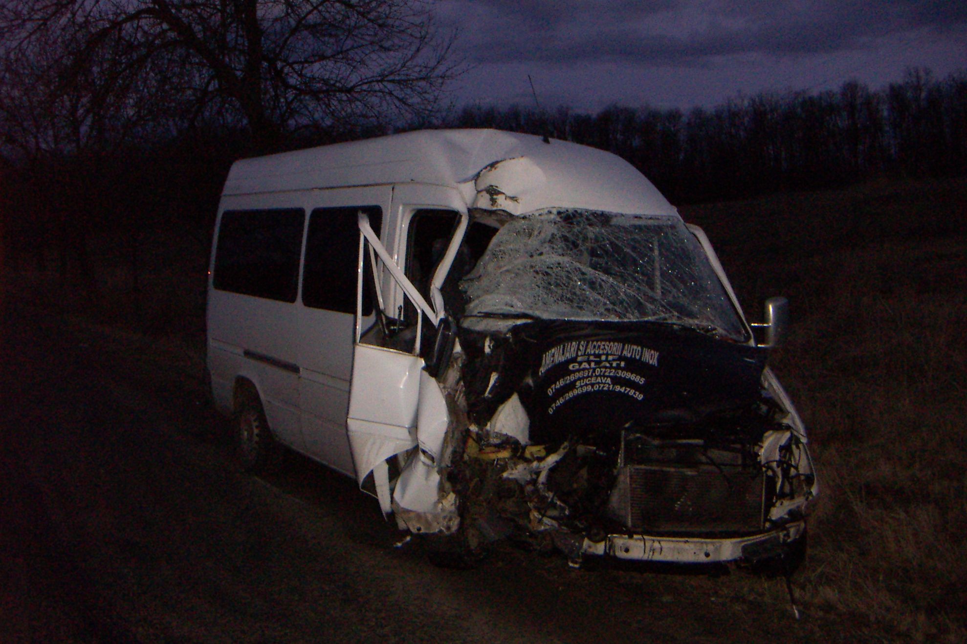 Un microbuz a fost implicat într-un accident pe DN2F
