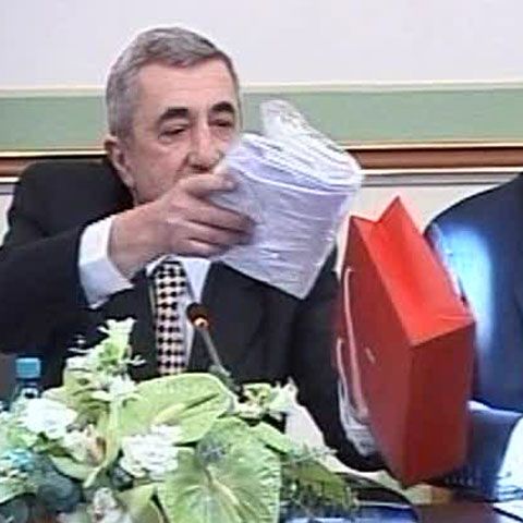 Rectorii universităţilor de medicină au primit halate albe în pungi Ferrari de la Ministrul Sănătăţii