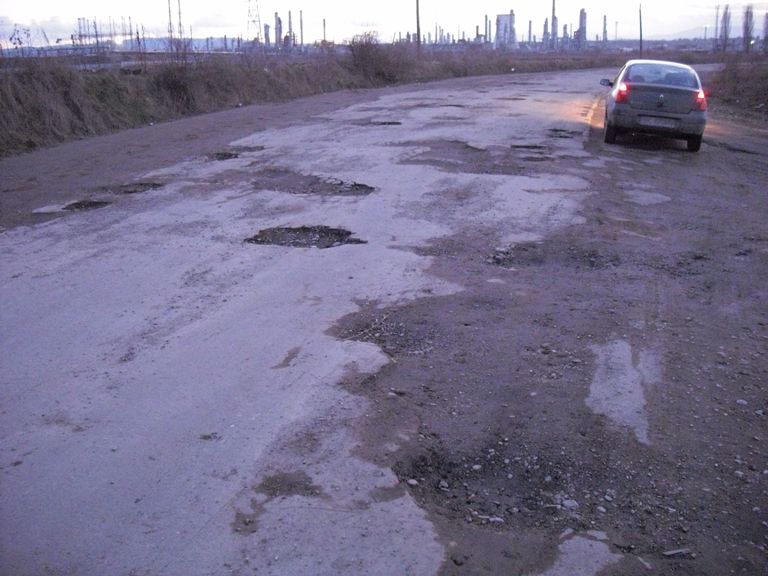 Un drum din Oneşti, spre satul Gura Văii