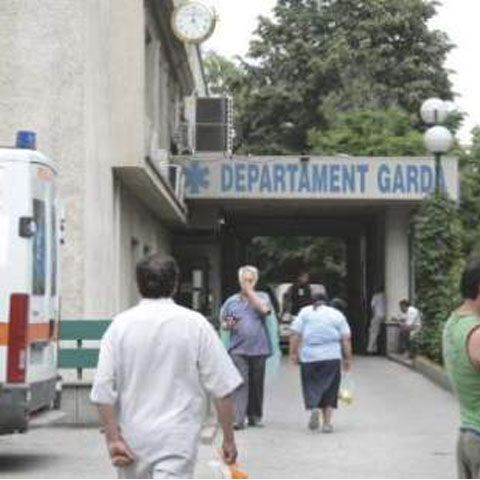 Zeci de pacienţi dorm pe paturi pliante, pe holurile Spitalului de Urgenţă Floreasca