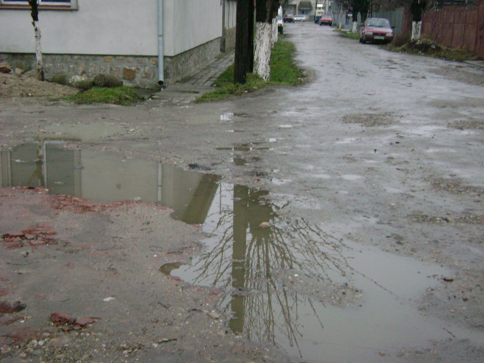 Locuitorii unei străzi din Oradea aşteaptă de 20 de ani asfaltarea