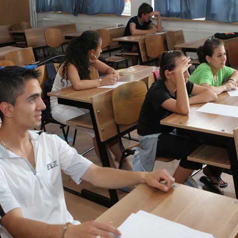 Copii bătuţi de paznicul şcolii
