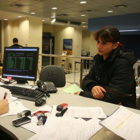 Băncile plimbă clienţii ca să nu-i refuze      