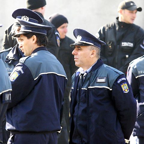 6.000 de poliţişti vor fi angajaţi în perioada crizei