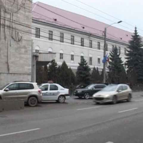 O maşină de poliţie a staţionat într-un loc nepermis 