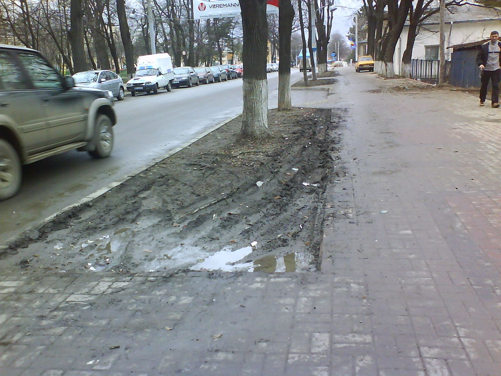 Un trotuar proaspăt amenajat, plin de noroi