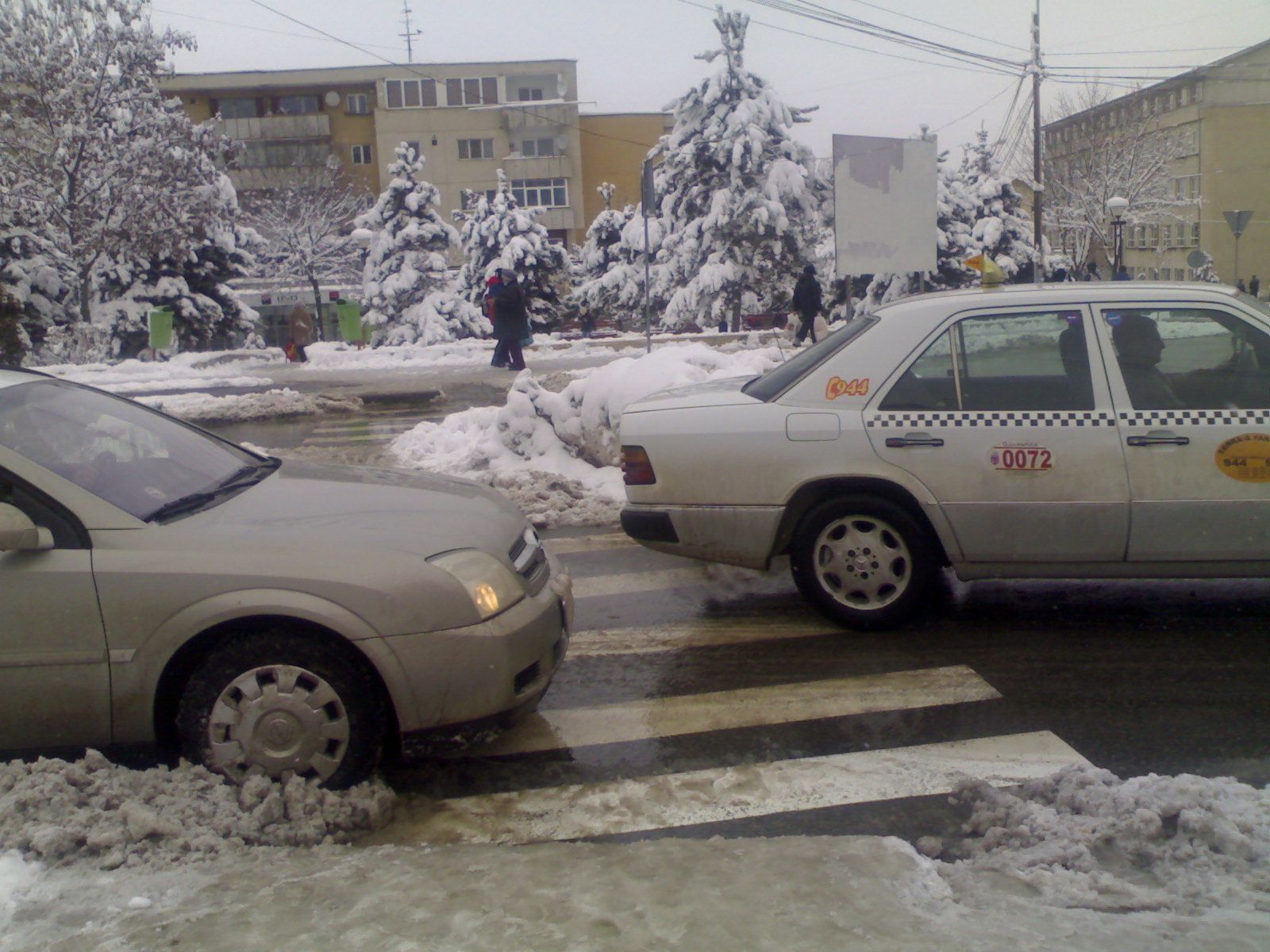 Grămezi de zăpadă în mijlocul străzilor, în Cluj