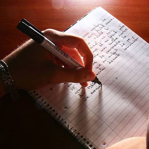 Oamenii de ştiinţă au descoperit la ce e bună poezia
