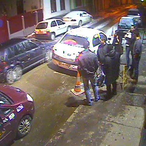 Poliţia l-a identificat pe proprietarul maşinii din care s-a aruncat un cocktail Molotov la Cluj  - VEZI VIDEO EXCLUSIV