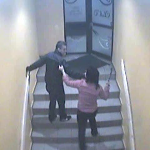 Doi tineri au încercat să jefuiască un club din Suceava, dar au sfârşit bătuţi de barmaniţă