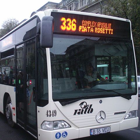 Un tânăr ajuns la Poliţie după ce a bătut un controlor RATB