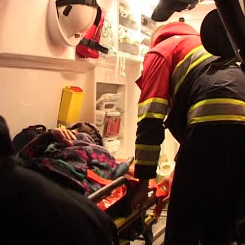 Pompierii bihoreni au cărat o femeie cu sania la ambulanţă